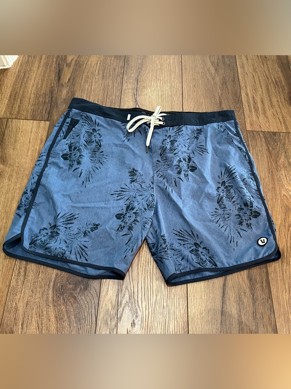 Vuori Cruise Board Shorts Mens 38 Gray Blue Floral Hybrid Swim Trunks Beach